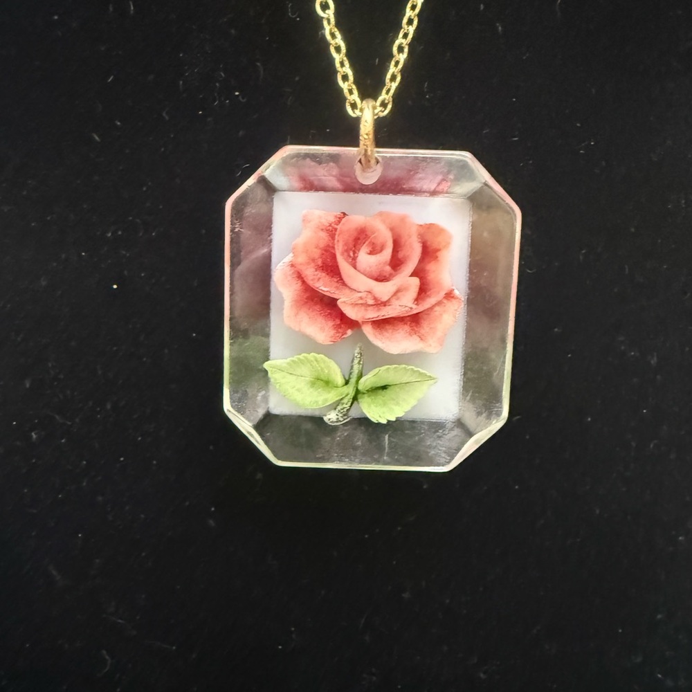 EUC Vintage Glass Crystal Elegant Rose Pendant Necklace